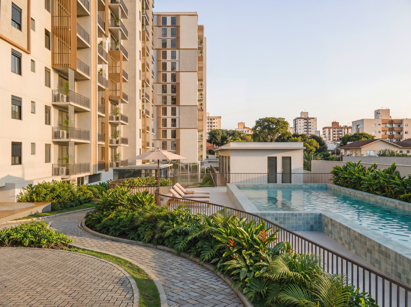 Perspectiva da piscina de raia com deck e espreguiçadeiras